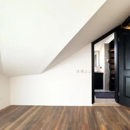 Apartment 4 *